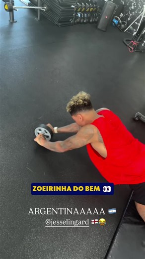 Aquele clima bom no treino com a Copa do Mundo rolando! 😅 Rodrigo Garro publicou nas redes sociais uma brincadeira com Jesse Lingard, inglês, após o confronto entre as equipes no Mundial. #CopaNaGlobo #ge2026 #futebol #corinthians #argentina #inglaterra