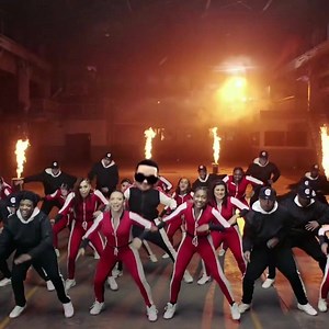 Daddy Yankee ft. Snow 🇵🇷🇨🇦 "Con Calma" (Remix Informer) 🔥 Daddy Yankee (* 3. Februar 1977 in San Juan, Puerto Rico; eigentlich Ramón Luis Ayala Rodríguez) ist ein puerto-ricanischer Rapper und gilt als einer der bedeutendsten Vertreter des Reggaeton. - Facebookseite: Daddy Yankee - ▶️ Casa de la Musica - YouTube-Channel: https://www.youtube.com/channel/UCWGbW9gllBghzVknw0ff-ag | Casa de la Musica