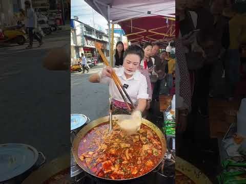 Setting up a stall on the street, cooking rice noodles in a big pot and selling them to make money