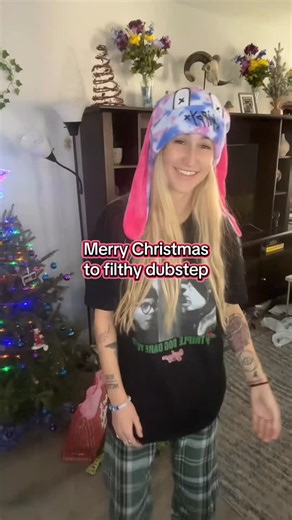 ✨D✨ on Instagram: "Merry Christmas to dubstep and all who produce the riddim and wubs🥹 life would NOT be as fun and amazing and special without you all and your brains creations. Big appreciation post to the underground bass scene! Nothing goes unnoticed. Keep spreading YOUR creativity and Merry Merry Christmas!!🥰 Track ID unknown by @ozztinmusic #dubstep #christmas #edm #bassmusic #undergroundbassmusic #wubs #fyp #merrychristmas #ravers #dance #dubstepmusic #edmlifestyle #holidayvibes #dubste