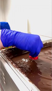 Just in time for Mother’s Day, our Pâtisserie submerges elegant, long-stem strawberries in decadent chocolate and beautifully adorns them. 🍓🍫 Available in 9-ct box, while supplies last. ✨ | Dorothy Lane Market