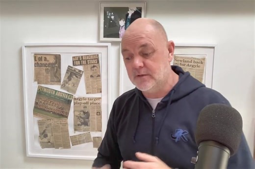 Unlock the secrets to effective goalkeeper communication! 🧤⚽️ Many goalkeepers are told to shout constantly, but that’s counterproductive! 🚫 Learn the PIE method: 🥧 Praise 📋 Instruction 💪 Encouragement Plus, a bonus tip on self-talk during games! 🧠 Watch now! 🎥✨ #Goalkeeper #SoccerSkills #Communication #PIEmethod | Just4keepers Goalkeeping