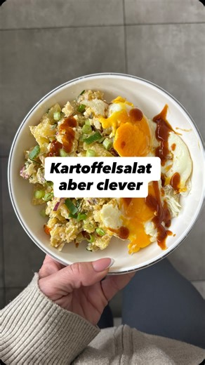 Sabii | –55 kg • Abnehmen & Meal Prep on Instagram: "Kartoffelsalat aber clever 🥔✨ ✔️ 5 Portionen vorbereitet ✔️ proteinreich ✔️ perfekt für den Alltag 289 kcal pro Portion. Sättigend & unkompliziert. Für mich gab’s dazu noch Spiegeleier 🍳 👉 Speichern & nachmachen Zutaten (für 5 Portionen) Salat • 800 g Kartoffeln, gekocht & geschält • 200 g Gewürzgurken • 2 rote Zwiebel • 4 gekochte Eier • Schnittlauch, frisch (nach Geschmack) • Salz & Pfeffer, nach Geschmack Dressing • 100 ml Gewürzgurkenwa