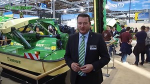 Erst wird gezogen und dann geht es zum Boxen – Henrik Feldmann erklärt kurz das gezogene Frontmähwerk EasyCut F 320 CV und danach den Boxring – unsere Aktionsfläche rund um das Thema OptiMaize: | KRONE Agriculture