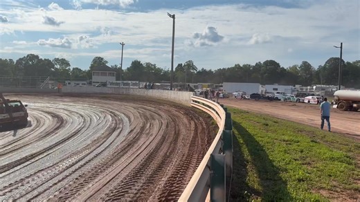 17K views · 114 reactions | In all my years, it’s been a VERY long time since I’ve seen Skyline Speedway this PACKED and they’re still rolling in!酪 This is awesome! | Dirt Behind The Scenes | Facebook