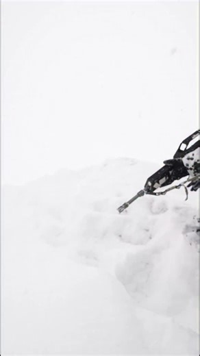 Bundeswehr on Instagram: "Advent, Advent, das vierte Lichtlein brennt. Ein Hauch von #Advent zeigt sich auch oben auf der Zugspitze, zwischen Schnee, Sturm und #Gebirgsjäger-Einsatz. Funkdisziplin ist genauso wichtig wie die Weihnachtsgrüße. So entsteht selbst unter extremen Bedingungen Adventszauber. Wir wünschen euch besinnliche, frohe und glückliche Weihnachtstage. (Video: #Bundeswehr) #milstagram #4Advent Weihnachten Gebirgsjäger Zugspitze"