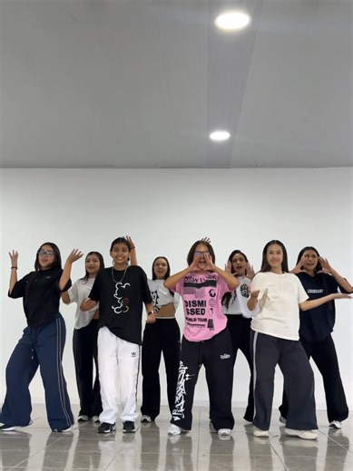 Pasos de baile divertidos en Academia La Ceja