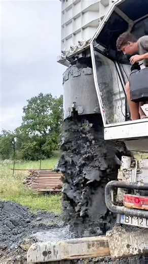 Hydraulic Drill Pulls Mud Core