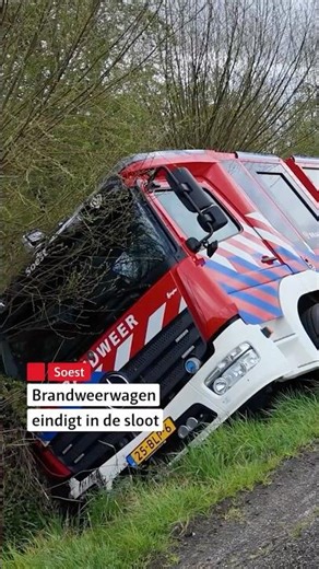 🚨 Brandweerauto eindigt in de sloot #brandweer #soest #rtvutrecht | RTV Utrecht