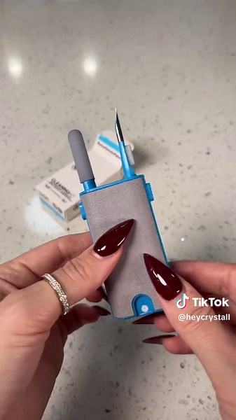 Effective Electronic Device Cleaner for Headphones