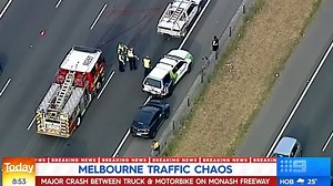 Fatal crash closes Monash Freeway