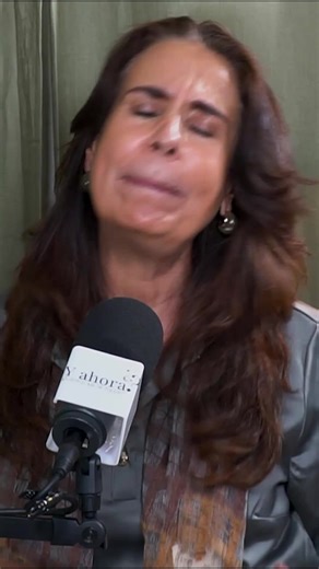 Hay decisiones que toman tiempo. @paolaserranooficial comparte cómo vivió ese proceso: quedarse, irse, pensarlo, sentirlo… y realmente hacerse cargo de la decisión. Un camino largo, incómodo, pero consciente. Porque decidir también implica prepararte, entender lo que quieres y asumir lo que viene después. Si estás en un momento de decisión, este episodio es para ti. #YAhoraComoSeLeHacePodcast #AleGonzalezTostado #RelacionesReales #Decisiones #CrecimientoPersonal