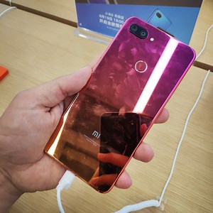 The all-new Xiaomi Mi8 Pro is gorgeous and it radiates like a polished jewel, yet it is quite susceptible to fingerprints. Xiaomi Mi8 Pro ➡ https://goo.gl/EQ1fVV | Banggood