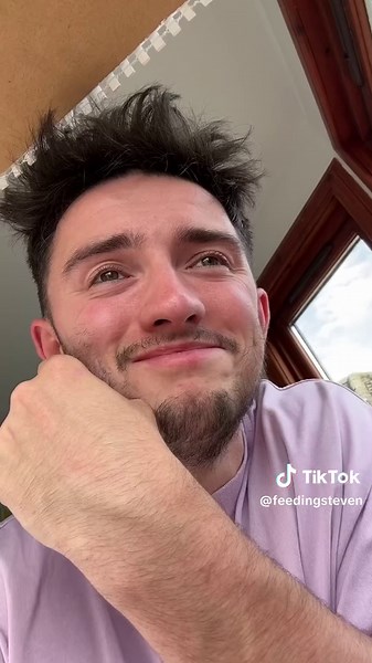 Day 864 of feeding my pet seagull to gain his trust - i cant belive its actually been 2 and a half years already 😂 love you steven #fyp #foryou #seagull #feedingsteven #birds #salmon