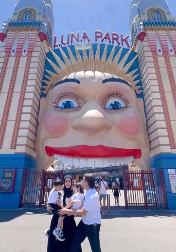 We followed our heart, and it led us to the airport. Taking the family circus on a core memory making trip 💙⭐️⭐️☀️ #masyaallahtabarakallah #ShaquilleKailiDanuarta #JourellKenzieDanuarta #RogerChikaJourney #LunaPark #Sydney #Australia