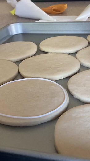 Cookie Decorating: Gravity-Piped Outlines for Perfect Cookies