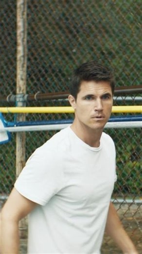 Prime Video Brasil on Instagram: "Robbie Amell eu tbm to me afogando, acho que preciso de respiração boca-a-boca 🗣️🏊‍♀️ 🎥: #Flutuar 🎭: #RobbieAmell #AndreaBang"