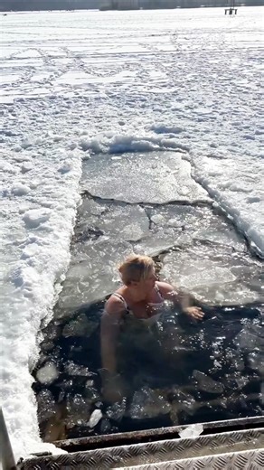 part585#Bikini in the Snow❄️👙 #Winter🌊Challenge#Winter🧊 #SwimmingExtreme orCrazy🧖🏽‍♀️🏊‍♀️SummerVibes