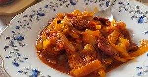 Hagyományos lecsó jó sok kolbásszal: akkor az igazi, ha sűrű a szaftja