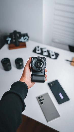 27K views · 99 reactions | The Sony ZV-E10 is the best compact camera for beginners. Might wanna try one out if you’re still rockin your smartphone’s camera. PS: I shared a post on some sample shots taken by the Sony ZV-E10. It’s on my feed. #sonyzve10 #sonyalpha #alphauniverse #alphauniversemy #sonymalaysia #sony #sonyphotography #desksetup #deskgoals #workspaces #shotonsony | Lim Reviews | Facebook