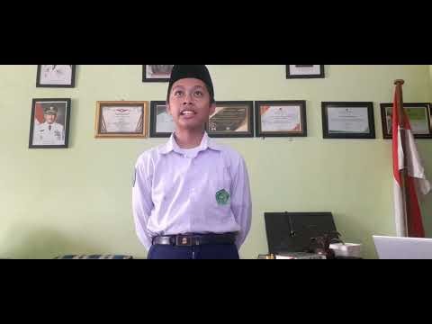 Siswa kelas 7 sedang belajar berpidato di kelas mereka.