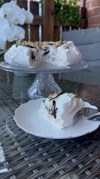 🍫 Pavlova with Chocolate Sauce & Walnuts/Павлова с шоколадным соусом и грецкими орехами