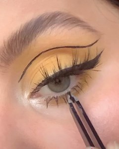 ISABELLE KATE on Instagram: "Mellow Yellow ⚡️🌟🌼 tutorial on yesterday’s look you loved so much! Please let me know if you’d try this in the comments 🧚‍♀️ . SONG: nice boys by temporex . Pears soap for brows @anastasiabeverlyhills @norvina volume 1 palette @technic_cosmetics highlight palette @benefitcosmeticsuk roller lash @unicorncosmetics not basic lashes @freck @kvdveganbeauty now n arrow liquid lipstick . #suvabeauty #v93oo #theartistedit #bitebeauty #glossier #boybrow #cloudpaint #milkma