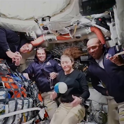 Si algo sale mal, pierden el control y quedan perdidos en el espacio, pueden apretar un botón y desintegrarse instantáneamente sin siquiera llegar a sentir dolor, es infinitamente preferible morir acá a morir en un avión en picada o en cualquier otra forma de muerte en la Tierra.