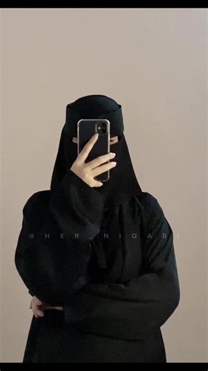 Saudi Niqab Fashion Trends: Black Abaya with Niqab