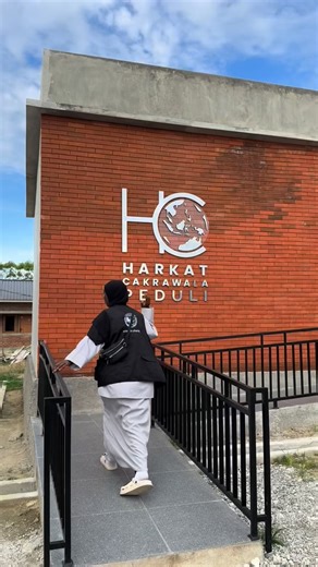 Ummah Charity | Association Humanitaire on Instagram: "Aujourd’hui, on se retrouve à l’orphelinat porté par @humainement_concernes , association partenaire sur ce projet. Grâce à vos dons, on a pu participer au financement de la construction d’une salle de classe et d’une salle multimédia à Palu, en Indonésie 🇮🇩 Une classe pouvant accueillir 40 élèves, entièrement équipée : 📚 tables et fournitures 🖍️ tableaux 📽️ rétroprojecteurs ❄️ climatiseurs etc … et tout le nécessaire pour permettre aux