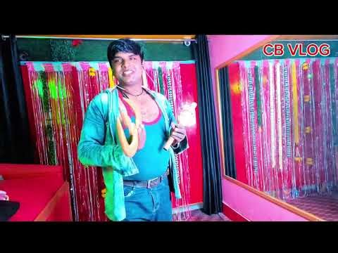 aj me mere ghar ka hame look dikhane wala hun