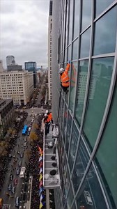 Terrifying brush with gravity—window cleaner dangles 40 stories up! 😱 | Diply
