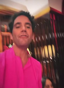 Quand MIKA chante « Boum Boum Boum » en loge avec toute son équipe 😍 Alors ? Vous connaissez plus les paroles que le chanteur ? 👀 #mika | M Radio