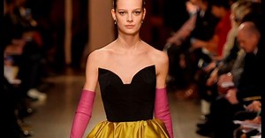 Belgisch model Ine Neefs scheert hoge toppen tijdens modeweken