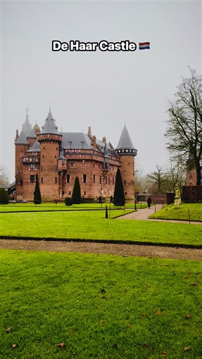 A royal day at the Netherlands’ most beautiful castle 👑🇳🇱 #castledehaar #dehaarcastle #utrecht #netherlands #dutchcastle #travelnetherlands #europeanarchitecture #castletravel #historicplaces #beautifuldestinations #travelvlog #wanderlust #castlelover #fairytalecastle #traveldiaries #europevacation #exploringnetherlands #travelgram #castlephotography #visitutrecht #jinjinstraveltales | Jinjin's Travel Tales