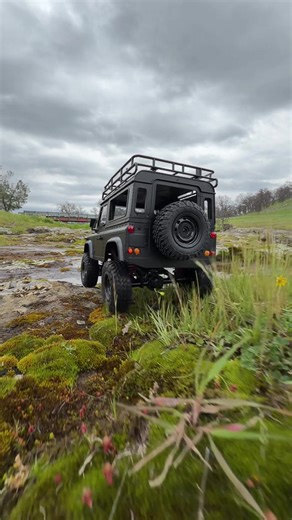Modern RC Crawling with Classic Defender Style