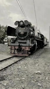 Jejak Terakhir Raksasa lokomotif Uap Indonesia Satu-satunya lokomotif seri D52 yang masih bertahan. Dari era kejayaan uap, tergeser diesel elektrik, kini menjadi saksi bisu sejarah di atas rel. Lokomotif uap D52099 merupakan kelas lokomotif uap terbesar dan paling modern yang pernah dimiliki Indonesia. Sebanyak 100 unit D52 didatangkan oleh Djawatan Kereta Api pada awal 1950-an, diproduksi oleh Fried Krupp (Jerman Barat). Dengan konfigurasi roda 2-8-2 (Mikado), D52 dirancang untuk layanan penump