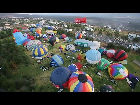 Globos aerostáticos llenan de color el cielo en México, en festival con público virtual | AFP