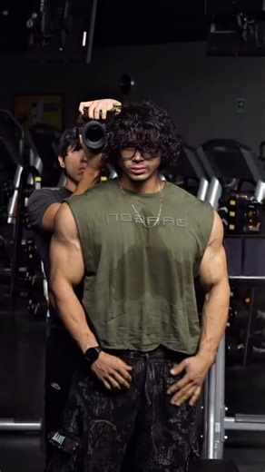 Adam Gara on Instagram: "日本利用压电瓷砖将脚步转化为电能。这些瓷砖 捕捉来自你脚步的动能。当你行走时，你的重量 和动作会对瓷砖产生压力。瓷砖会轻微弯曲，从 而产生机械应力。瓷砖内部的压电材料将这种应 力转化为电能。每一步都会产生少量电荷，而数 百万步结合在一起就能产生足够的电力来驱动 2,528 LED 灯、数字显示屏和传感器。在像涩谷车站这 样繁忙的地方，每天大约有240万个脚步为这一 系统作出贡献。这些电能可以被储存或立即使 用，从而减少对传统电力来源的依赖，并支持可 持续的城市基础设施。这种方法将日常运动转化"