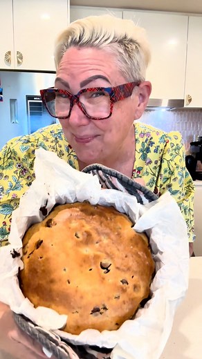 🎂✨THE EASIEST 3-INGREDIENT CAKE EVER – The recipe is in the comments. ⬇️ Need dessert fast? This 3-ingredient cake is a total game-changer! 🍰✨ No eggs, no butter, no fuss – just pantry staples and a mixing bowl. You’ll have a soft, fluffy, golden cake in no time. Perfect for when you need a last-minute treat or just feel like baking something sweet with minimal effort. You can keep it classic or level it up with choc chips, berries, nuts, or even a swirl of jam. 🍫🍓🍑 Great for beginners, bus