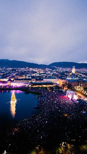 More than 30.000 people gathered in Bergen city center this Saturday for Lysfesten (Festival of lights), which traditionally marks the beginning of the Christmas season in Bergen🎄 | visitBergen