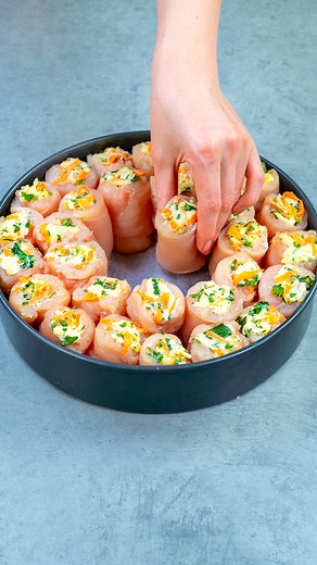 863K views · 5.8K reactions | Mister dezlegat! Iata cum obtii cele mai delicioase rulouri de pui Ingrediente piept de pui: 1 buc cremă de brânză: 100 g cașcaval: 300 g morcov: 1 buc pătrunjel: 25 g sare: 2 g piper negru: 1 g iaurt: 50 g mozzarella: 200 g castraveți: 3 buc ouă fierte: 4 buc ceapă roșie: 1 buc pătrunjel: 15 g maioneză: 200 g muștar boabe: 40 g miere de albine: 30 g suc de lămâie: 20 ml usturoi: 7 g sare: 2 g piper negru: 1 g | Savuros.TV | Facebook