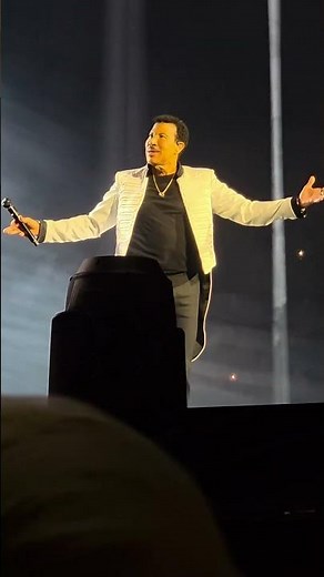 Everyone Sang HELLO with Lionel Richie ✨ #shorts #live #lionelrichie #hello #legend
