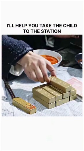 AFKO MOVIE 🎬 on Instagram: "日本利用压电瓷砖将脚步转化为电能。这些瓷砖捕捉来自你脚步的动能。当你行走时，你的重量和动作用会对瓷砖产生压力。瓷砖会轻微弯曲，从而产生机械应力。瓷砖内部的压电材料将这种应力转化为电能。每一步都会产生少量电荷，而数百万步结合在一起就能产生足够的电力来驱动LED灯、显示屏和传感器。在像涩谷车站这样繁忙的地方，每天大约有240万个脚步为这一系统作出贡献。这些电能可以被储存或立即使用，从而减少对传统电力来源的依赖，并支持可持续的城市基础设施。这种方法将日常运动转化为实用的可再生能源。 #日本 #知识 #事实 #你知道吗 #推荐 科技 创新 历史 技术 实验 热门"