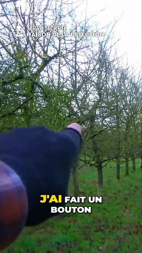 9K views · 50 reactions | Petits frissons pour David, Jérôme le Chanceux et Flavien : en creusant un son, ils découvrent un bel objet, assez difficile à identifier néanmoins, qui ressemble à un petit bouclier. Détails, couleurs, tout y est ! Spoiler alerte : on ne sait toujours pas ce que c'est  #maisondeladetection #detecteurdemetaux #trouvaille #terresecrete #metaldetector | Maison De La Detection | Facebook