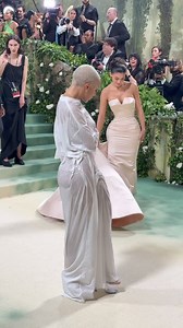 650K views · 1.5K reactions | Officiellement le look le plus insolite de ce Met Gala 2024, revient à Doja Cat | BEAUTYLICIEUSE | Facebook