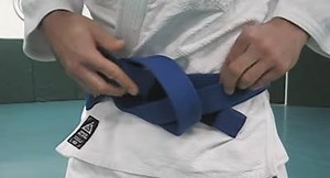106K views · 704 reactions | WATCH: Rener Gracie on How to Tie The Belt! Just as there are several variations to choke someone out, there are three variations to tie your belt. Grand Master Helio preferred the standard variation because it was simple and effective, although it is ugly from the back (which didn't matter because no one ever got there)! Which method do you use??? | Gracie Breakdown | Facebook