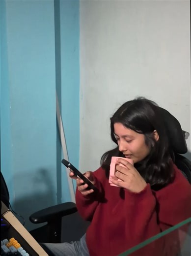 when you're chilling at work and see your company posted vacancy for your position #dlSurf #MarketingIntern #DigitalMarketing #jobvacancy #StartupJobs