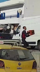 25K views · 209 reactions | #Tunisie  Un camion transportant de la bière  en panne au quartier de la Cagne au sud de Tunis dévalisé par les passants #honteux #apaches | Tunis Tribune | Facebook