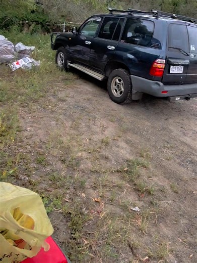 Top sleuth solves mystery about this morning's events.. hyperlapse footage of leisurely walk back from Ron's Fruit and veggie farm..Top detective picked up some Blue Java bananas, Ron's farm honey, and BBQ apple sauce..and it turned out I hitched a ride from a super nice local...I never chase free rides, but if one comes along I always jump at the chance..Kudos to all locals who have given me a helping hand. | Michael John Mcdonnell